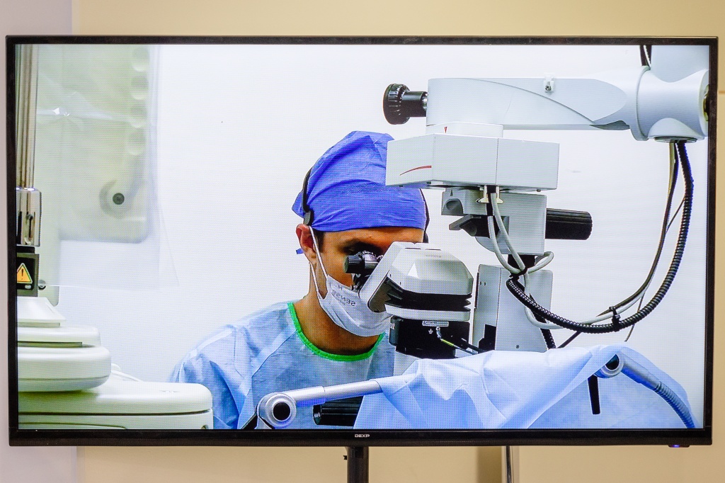 Чтобы каждый мог увидеть работу доктора, запись из операционного блока вывели на большой экран Фото: Илья Бархатов