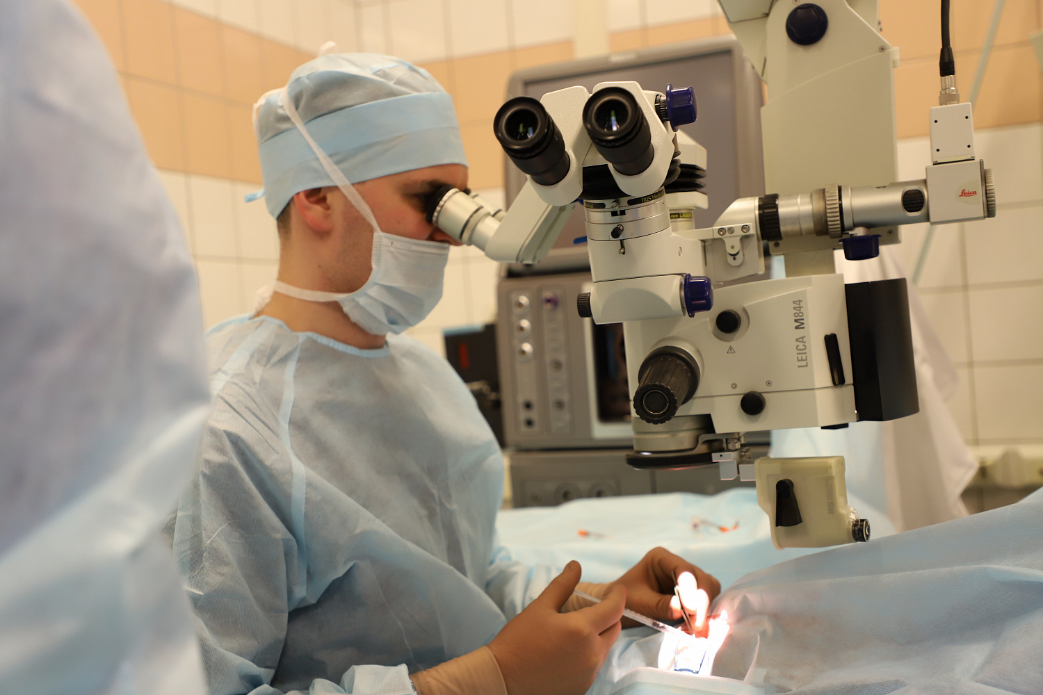 В отделении витреоретинальной хирургии работают доктора и кандидаты медицинских наук, врачи высшей категории.